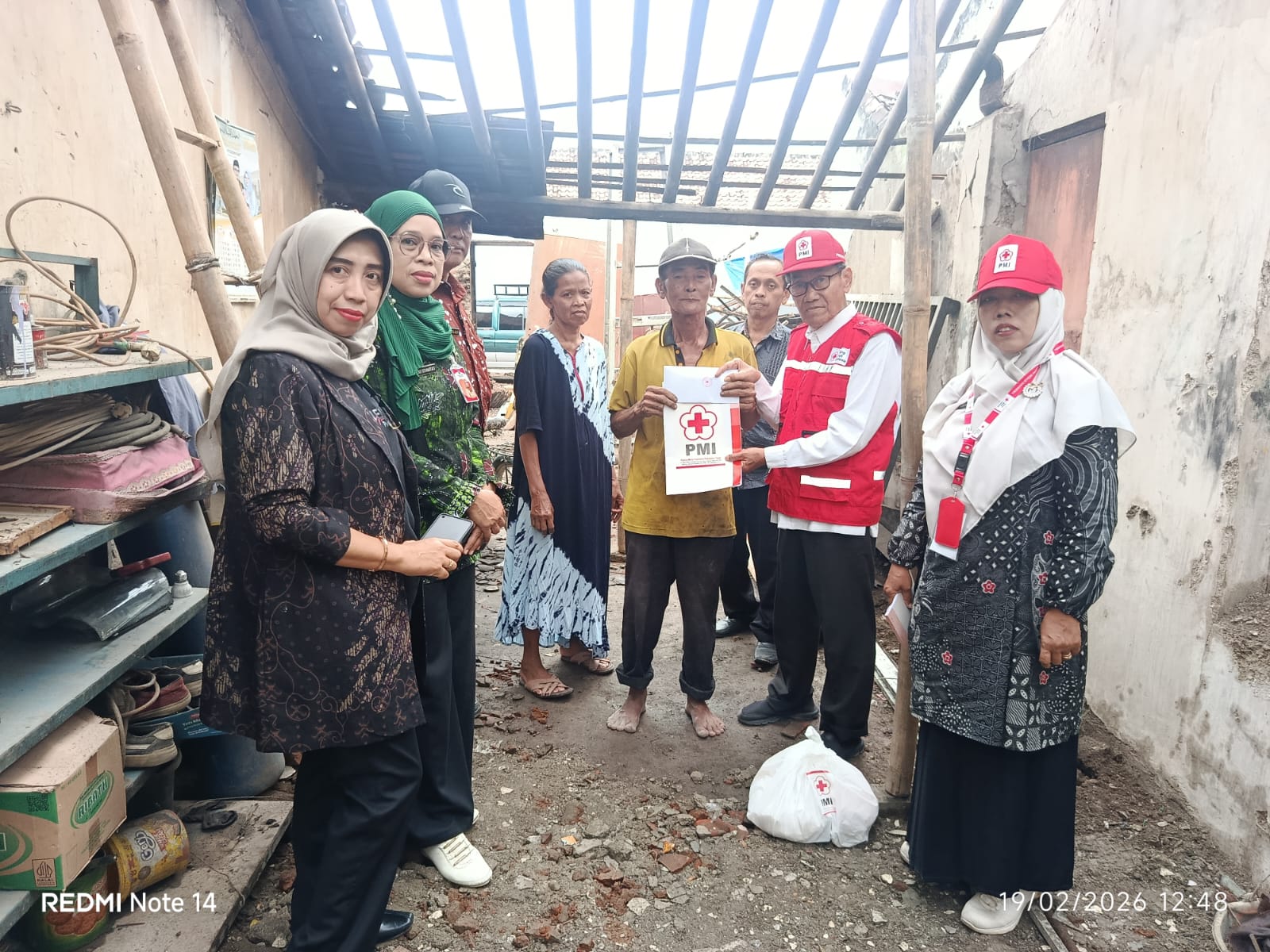 giat-distribusi-bantuan-pmi-kabupaten-tegal-kepada-warga-terdampak-dapur-rumah-roboh-di-desa-kalimati-kecamatan-adiwerna